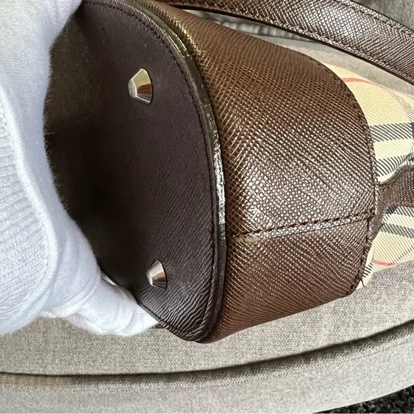 💕PRICE REDUCTION💕 Pre-loved! BURBERRY tote bag. - Picture 11 of 13